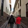 Com o Gustavo, caminhando em rua do centro de Cusco, no Peru